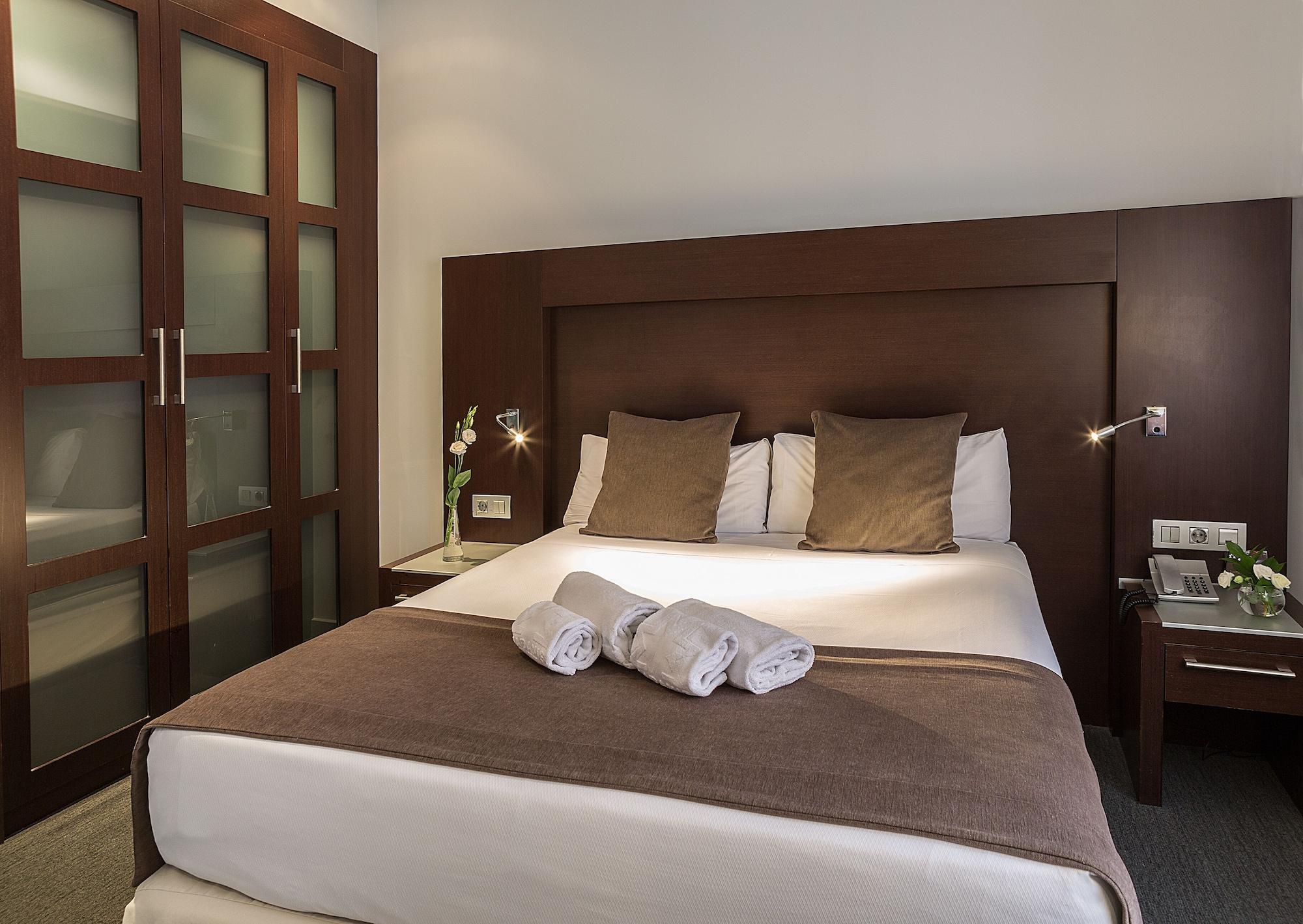 Hotel Madanis Liceo L'Hospitalet de Llobregat Eksteriør billede