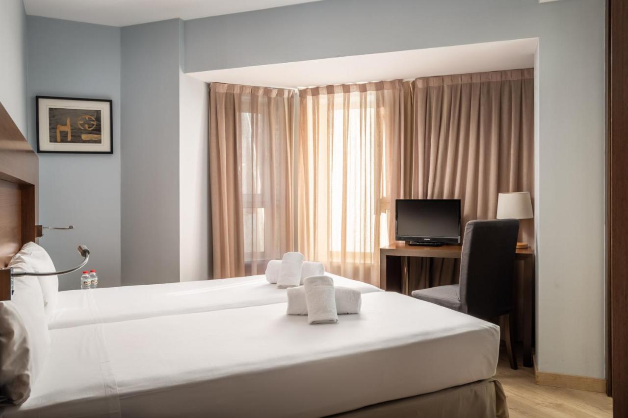 Hotel Madanis Liceo L'Hospitalet de Llobregat Eksteriør billede