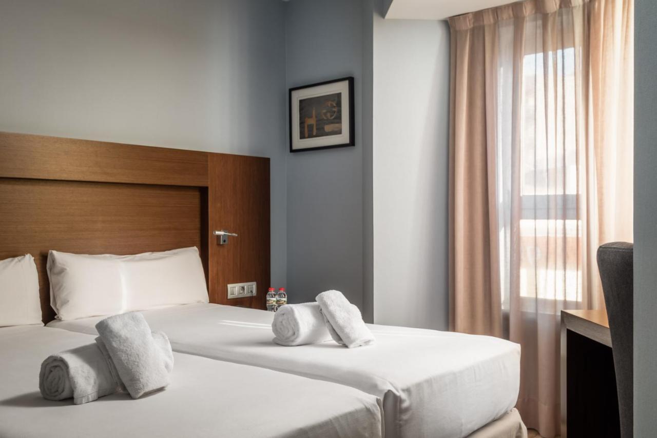 Hotel Madanis Liceo L'Hospitalet de Llobregat Eksteriør billede