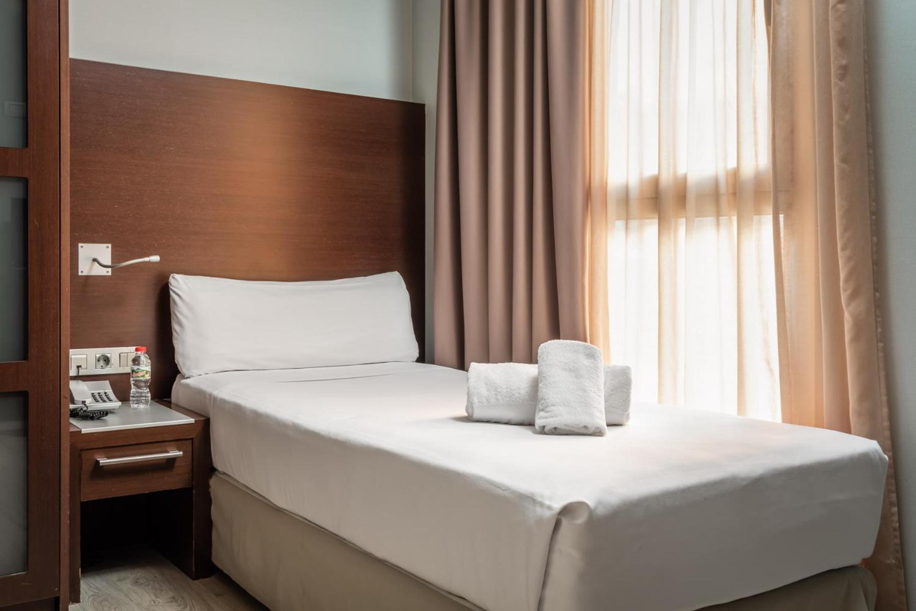 Hotel Madanis Liceo L'Hospitalet de Llobregat Eksteriør billede