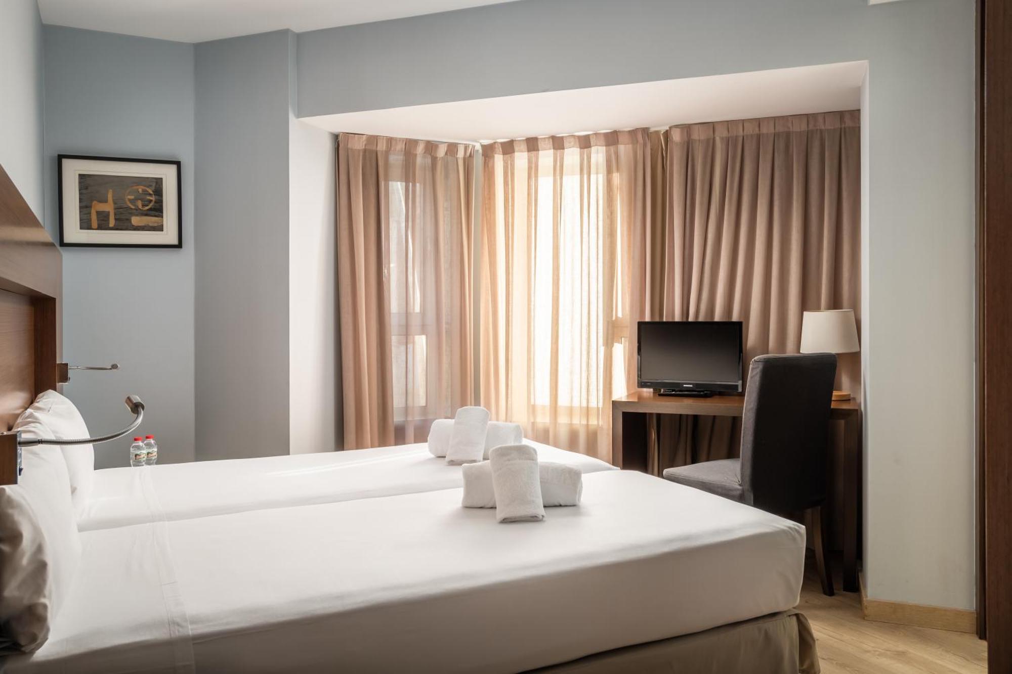 Hotel Madanis Liceo L'Hospitalet de Llobregat Eksteriør billede