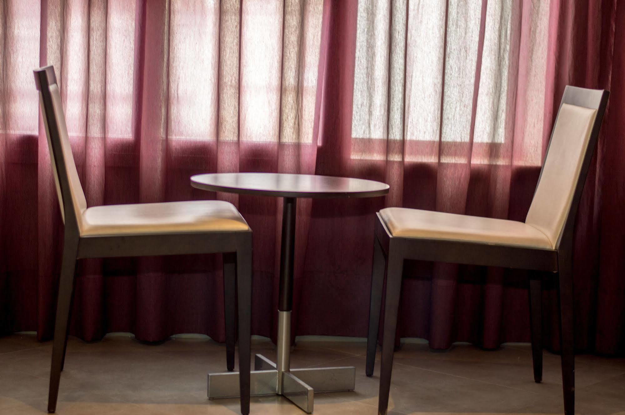 Hotel Madanis Liceo L'Hospitalet de Llobregat Eksteriør billede